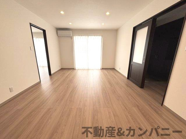 土居町新築分譲住宅　の居間・リビング|キッチンからみたリビングです