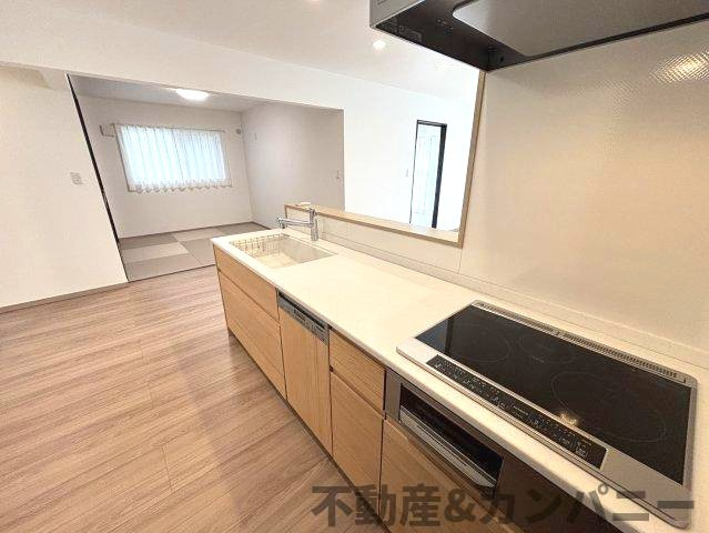 土居町新築分譲住宅　のキッチン|キッチンからみた和室です