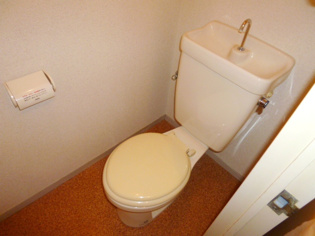 シンプルで掃除のしやすいトイレです♪