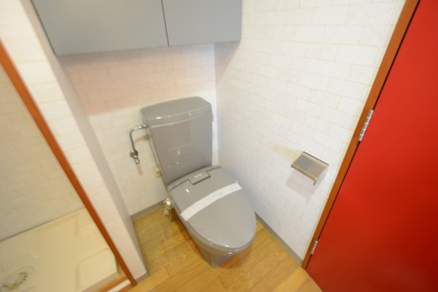 シンプルで掃除のしやすいトイレです☆