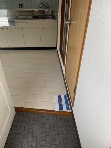 シャトル桜塚の玄関