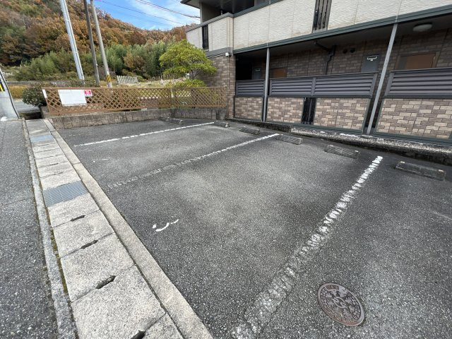 リビングタウン古坂弐番館の駐車場