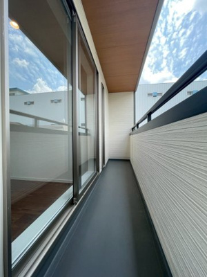 【バルコニー】 | 【弊社売主物件】鶴見1丁目リノベ戸建 | こちらのサイトに掲載されている全ての物件が、当社にてご紹介可能です！気になる物件がありましたら、弊社スタッフまでお気軽にお問合せ下さいま