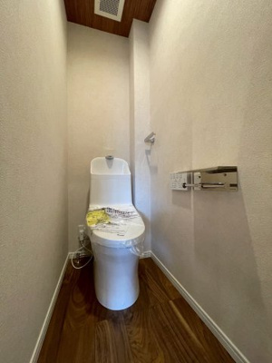 【トイレ】 | 【弊社売主物件】鶴見1丁目リノベ戸建 | トイレ全体の空間を考慮し、リノベーション致しました。
落ち着いたデザイン、もちろんトイレも新調済み。