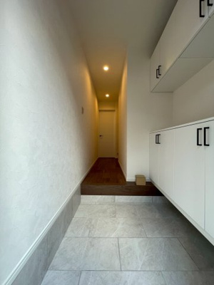 【玄関】 | 【弊社売主物件】鶴見1丁目リノベ戸建 | 「いつでも帰りたくなるご自宅」を提供できるよう、玄関スペースからこだわっております。