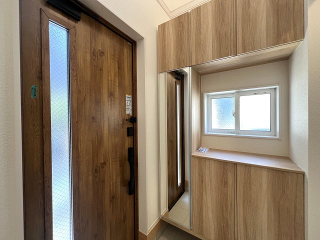 同業者ですら、いいわぁ～！！って思う、吹き抜け・折り上げ・ポップアップ！！天井で魅せる☆こだわりの新築と言えば、【港北区新吉田東１丁目】の玄関|収納もある玄関です