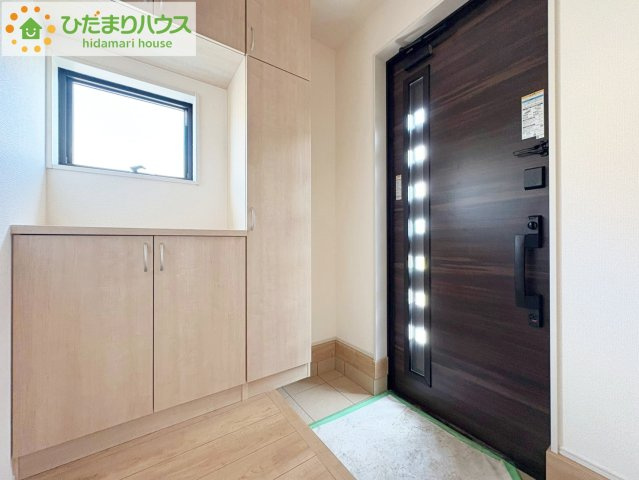 ひたちなか市中根9期　新築戸建　4号棟の玄関|毎日「行ってきます」「ただいま」をいう玄関は小窓付で、明るく光が差し込みます。