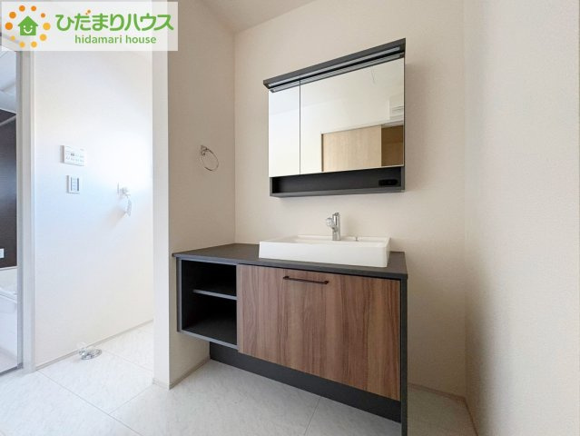 ひたちなか市中根9期　新築戸建　4号棟の独立洗面台|ゆったりとした洗面所には物入れを完備！タオルや洗剤をしまえます(^^)/