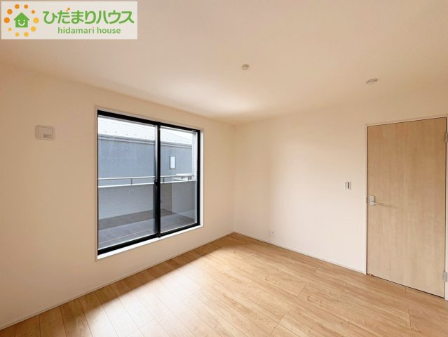 ひたちなか市中根9期　新築戸建　4号棟の寝室|バルコニーに面していて、たっぷり光りの入る明るい主寝室です！