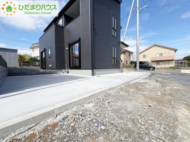 ひたちなか市中根9期　新築戸建　4号棟の駐車場|カースペース３台ＯＫ！来客用にもスペースを確保できて安心ですね(^^)/