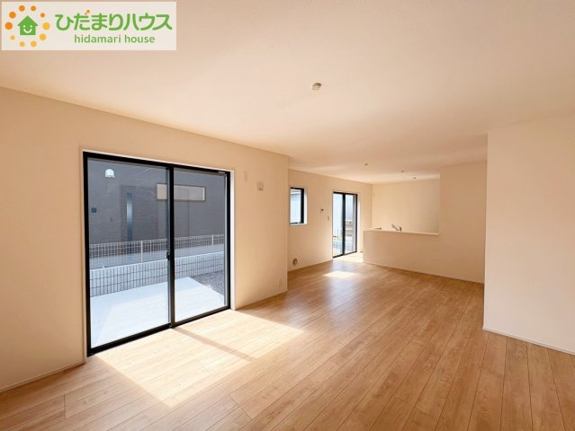 ひたちなか市中根9期　新築戸建　4号棟の居間・リビング|大きな窓から差し込む光で日中は電気いらず♪