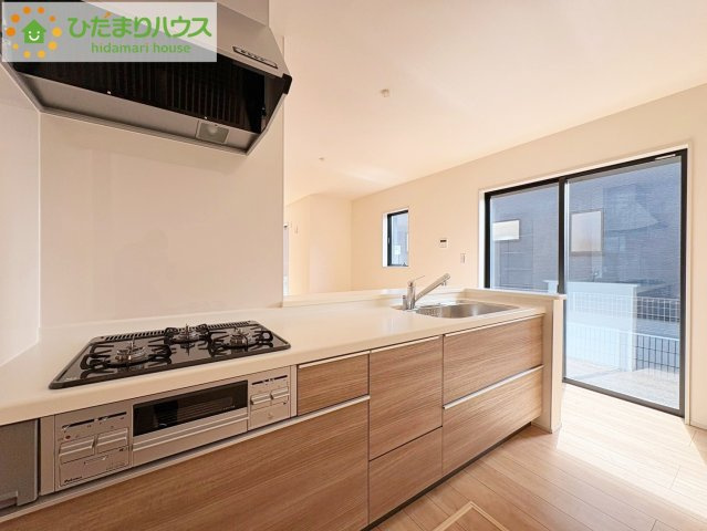 ひたちなか市中根9期　新築戸建　4号棟のキッチン|3口コンロでお料理する時間も短くなりそうですね(*‘∀‘)