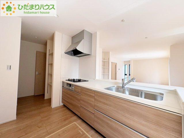 ひたちなか市中根9期　新築戸建　4号棟のキッチン|リビングを見渡せるキッチンはお子様を見ながらでも料理が出来て安心ですね☆
