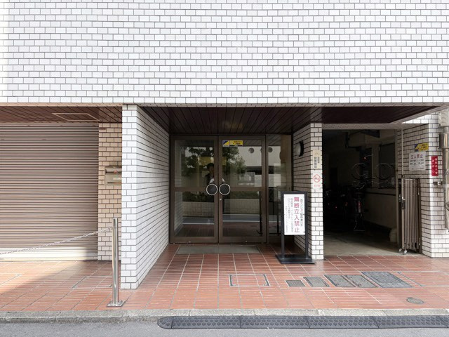 【エントランス】 | 中野プリンスマンション | お客様を、そして住人を出迎えてくれるマンションのエントランス。ゴミが落ちていないことからも、管理状態の良さや住民の節度の高さが見て取れます。～即日のご見学可能～　お問合せはお気軽にどうぞ。