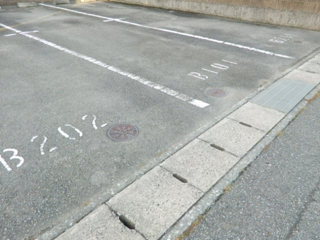 リビングタウン古坂壱番館B棟の駐車場