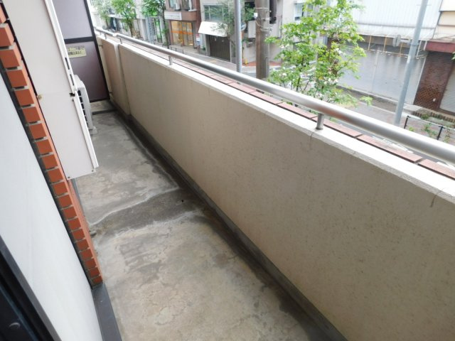 武蔵野市境南町２丁目の賃貸マンションのバルコニー|別部屋の写真です