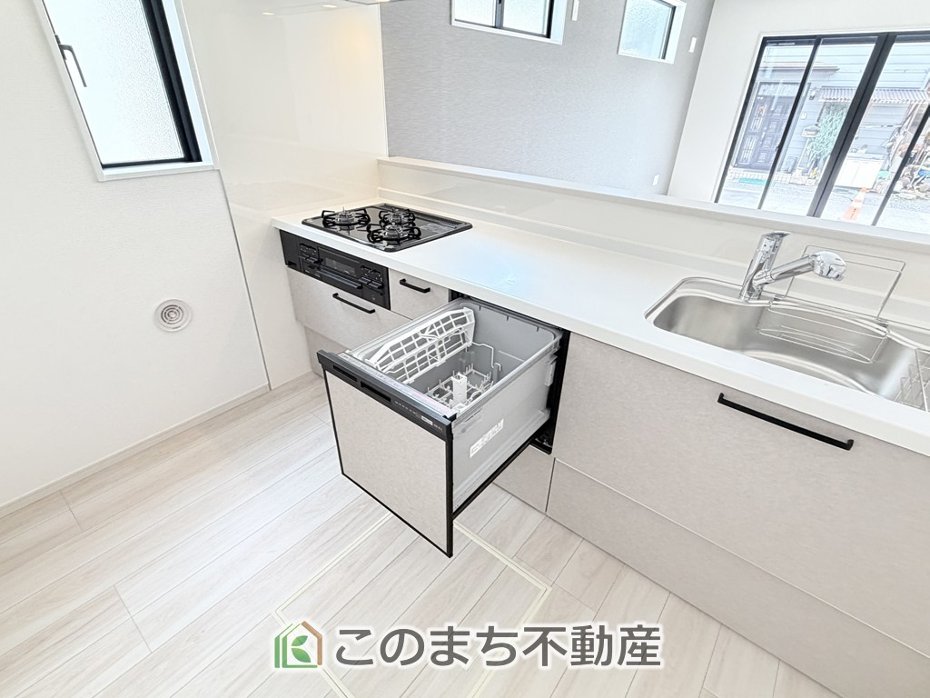 リガーレ宇都宮市石井町7期のキッチン|あったらいいなの代表的な設備である食洗機。ビルトイン型なので、おさまりもよく、使い勝手も良好です。料理をするのは好きだけど、後片付けは苦手な方に重宝します。洗う手間がないので、時間を有効に使えますね。
