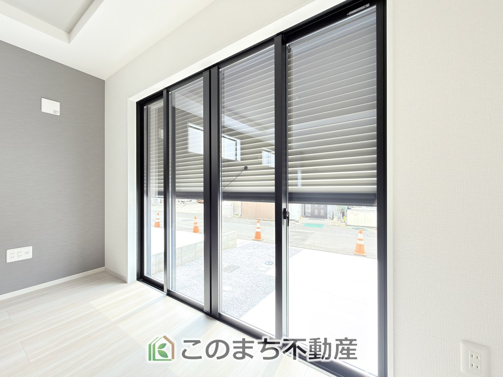 リガーレ宇都宮市石井町7期の内装|1階掃出し窓はシャッター雨戸で防犯性アップ♪