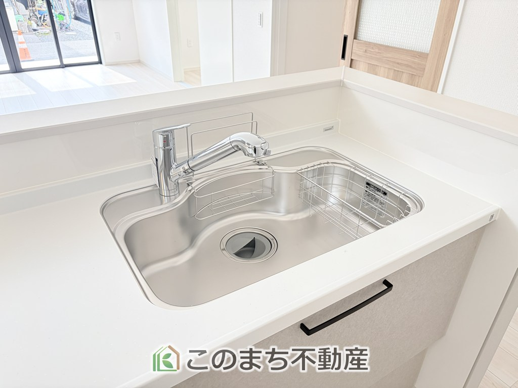 リガーレ宇都宮市石井町7期のキッチン|ビルトイン型浄水器を内蔵したキッチン水栓。お米を研いだり、野菜を洗ったりするときなど用途に応じてワンタッチで浄水に切り替えが可能です。カートリッジ式なので、フィルターを簡単に交換する事が出来ます。