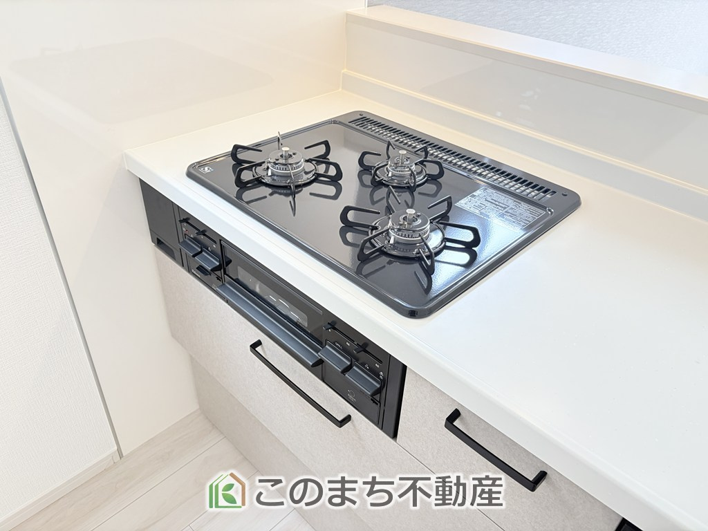 リガーレ宇都宮市石井町7期のキッチン|三ツ口コンロ採用で、同時調理もスムーズ◎！お料理を並べられるカウンター付きで、配膳・片付けをサポート！リビングで過ごすご家族とコミュニケーションを楽しみながら作業可能です♪