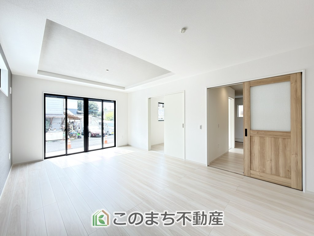 リガーレ宇都宮市石井町7期の居間・リビング|開放感のある広々としたリビング☆家族みんなでゆったりくつろげます♪
南側から暖かな日差しが差し込みます♪キッチンからリビングの様子がよく見渡せます☆