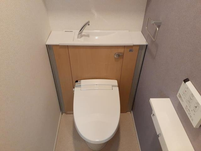 グランツ東生駒のトイレ|落ち着いた色調のトイレです