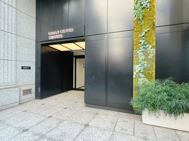 アーバンセンター新宿　（旧）成信ビル　3dのエントランス