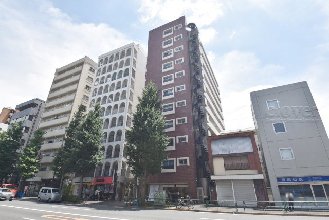 【エントランス】 | エントピア高円寺 | お客様を、そして住人を出迎えてくれるマンションのエントランス。ゴミが落ちていないことからも、管理状態の良さや住民の節度の高さが見て取れます。～即日のご見学可能～　お問合せはお気軽にどうぞ。