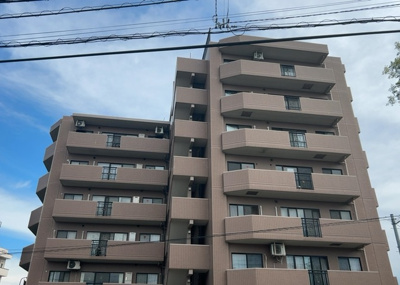 【バルコニー】 | マイキャッスル八王子元横山町　 | 一般的なバルコニーは、奥行1.5ｍ程ですが、ワイルドバルコニーは2ｍまで広がっています。そのため洗濯物の間隔をあけ干すことができ、乾きやすいというメリットや、ガーデニングが楽しめる等の特徴があります。