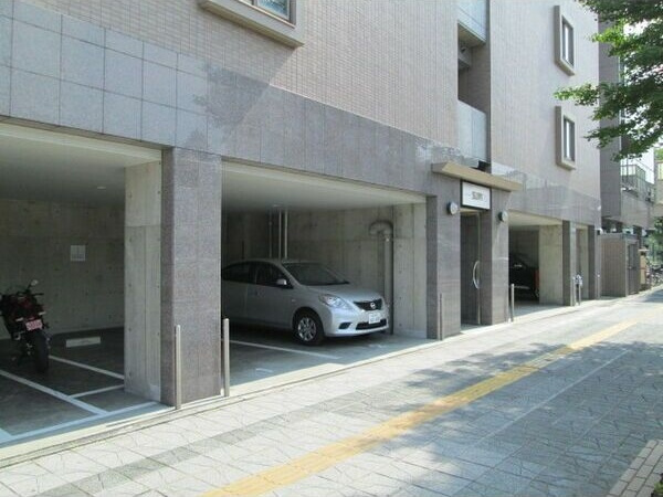SUM広瀬通の駐車場