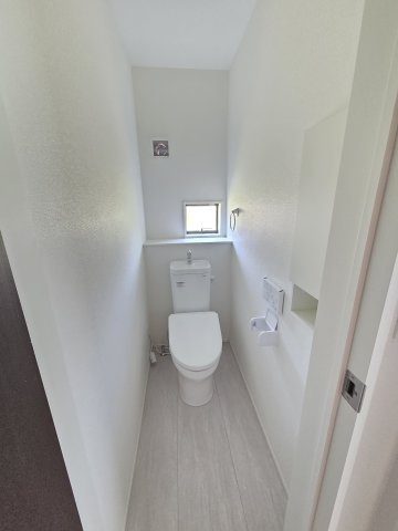 新築　太田市東今泉町　1号棟　GRAFAREのトイレ|現地写真　トイレは洗浄機能付きです！壁面収納も嬉しいですね♪
