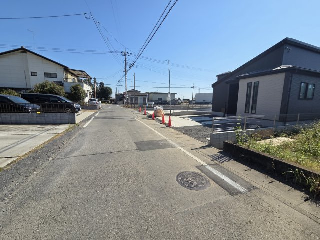 新築　太田市東今泉町　1号棟　GRAFAREの前面道路含む現地写真|現地写真　北側前面道路幅員約5ｍ