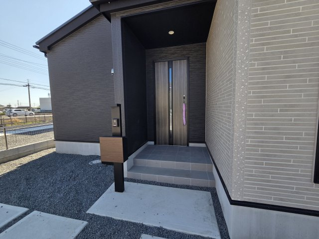 新築　太田市東今泉町　1号棟　GRAFAREの玄関|現地写真　TVモニター付きドアホンはポストと一体型！