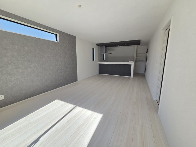新築　太田市東今泉町　1号棟　GRAFAREの居間・リビング|現地写真　対面式のキッチンなので、家事をしながらご家族とのコミュニケーションが取れるのが嬉しいですね！
