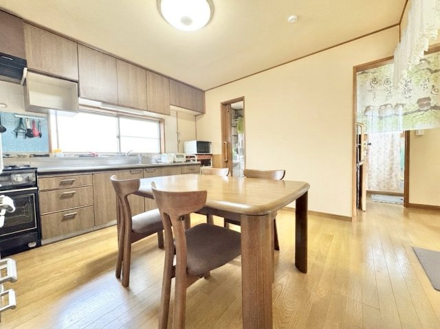 花川北６条３丁目戸建のキッチン|約８帖のダイニングキッチン。リビングとのすみ分けができる造りのため、お食事とリラックスタイムを切り分けた使い方ができます♪　※バーチャル加工により一部家具等を削除しております。