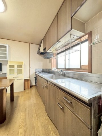 花川北６条３丁目戸建のキッチン|作業台の広いキッチンはにおいのこもりにくい窓付き♪半二世帯使いもできる住宅なので、広々としたキッチンは魅力的ですね。　※バーチャル加工により一部アイテム等を削除しております。