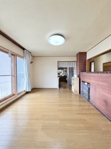 花川北６条３丁目戸建の居間・リビング|リビングスペースを別角度から撮影。見やすいようにバーチャル加工で家具類を消しております。