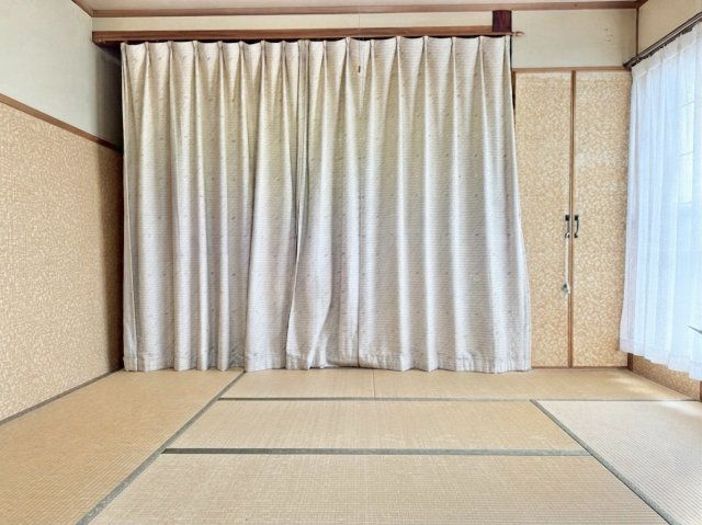 花川北６条３丁目戸建の和室|リビングに隣接した６帖の和室。南東側の窓付きで日当りも良く、ふすまがあるため客間としても活躍します♪　※バーチャル加工により一部家具等を削除しております。
