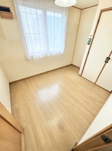 花川北６条３丁目戸建の洋室|ダイニングキッチンに隣接した洋室は居室として利用のほか、食品庫（パントリー）としての使用もおすすめです。　※バーチャル加工により一部家具等を削除しております。
