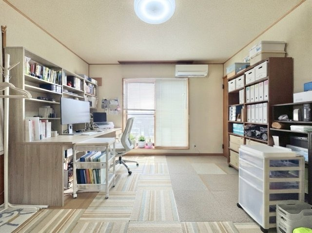 花川北６条３丁目戸建の洋室|２階に上がって真ん中にある８帖の洋室。左右に隣接するお部屋との行き来も簡単にできますし、より二世帯仕様を求めるなら、ここを２階のリビングとしていかがでしょうか♪