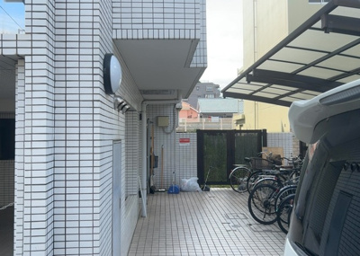 【庭】 | メゾン・ド・アンピール | 物件によっては、入居者が個人的に使用できる専用庭がついているものもあります。また、住宅の中にある土間の部分を庭と呼ぶこともあります。庭の用途は住む人によって変わり、それによってデザインもさまざまです。