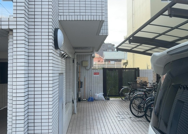 【庭】 | メゾン・ド・アンピール | 物件によっては、入居者が個人的に使用できる専用庭がついているものもあります。また、住宅の中にある土間の部分を庭と呼ぶこともあります。庭の用途は住む人によって変わり、それによってデザインもさまざまです。