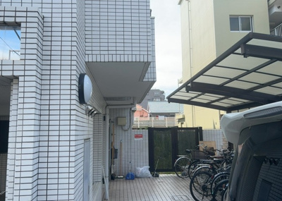 【中庭】 | メゾン・ド・アンピール | 中庭（パティオ）とは、一つの建築物の内部に設けられた、壁などで囲われている庭のことを指します。コの字型、ロの字型が主流ですが、L字型の中庭もあります。最近では、インテリア性の高さからも人気があります。