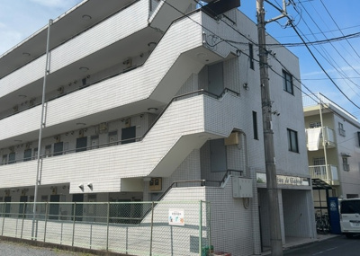 【外観】 | メゾン・ド・アンピール | 隣家の土地はどうなっているのか、生活利便施設が近くにあるのか、学校まで近いかなど、お客様のライフスタイルにあわせたイメージが重要です。また、近くにあると困る施設が近くにないかも確認するといいでしょう。