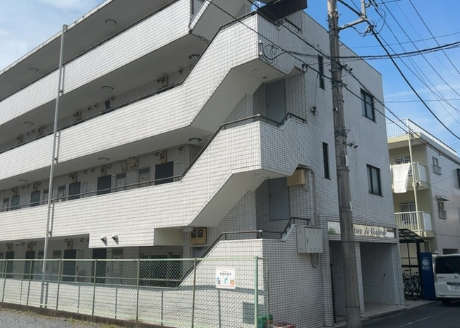 【外観】 | メゾン・ド・アンピール | 隣家の土地はどうなっているのか、生活利便施設が近くにあるのか、学校まで近いかなど、お客様のライフスタイルにあわせたイメージが重要です。また、近くにあると困る施設が近くにないかも確認するといいでしょう。