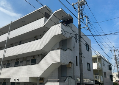 【構造・工法・仕様】 | メゾン・ド・アンピール | ＲＣ造、Reinforced Concreteは直訳すると補強されたコンクリートです。主に柱や梁・床・壁が鉄筋とコンクリートで構成おり、鉄筋を組んだ型枠にコンクリートを流し込んで固めたものを指します。