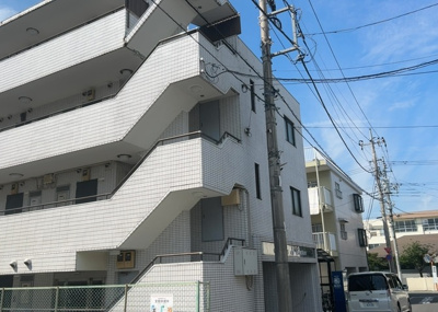 【構造・工法・仕様】 | メゾン・ド・アンピール | ＳＲＣ造は強度や耐震性の面でもRC造と比べて優れています。そのため、10階建以上の高層または超高層マンションなどの建築にも多く採用されています。柱や梁などのサイズが小さくても高い耐震性を確保できます。