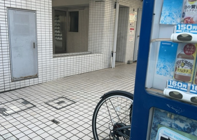 【内装】 | メゾン・ド・アンピール | 共用部分は、一棟の建物に住む区分所有者全員が共同で所有するとし、共用部分の管理、補修などは、区分所有者で形成される管理組合が行います。個人の判断で勝手に変更することはできませんので覚えておきましょう。