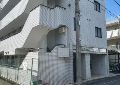 【外観】 | メゾン・ド・アンピール | 外観はマンション管理がされているかの目安になります。築年数が古いと、壁面は劣化してひび割れが生じることも！建物が古びていても細かいところが修繕されていると、きちんと管理されているなぁと感じるでしょう。