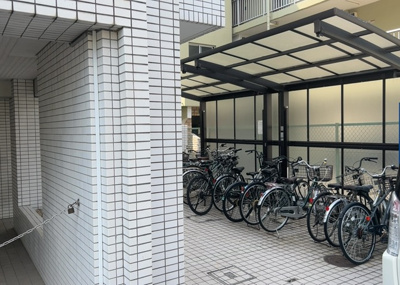 【駐車場】 | メゾン・ド・アンピール | 車一台あたりに必要なスペースは、標準サイズの普通自動車で横幅2m50cm、長さ5mは必要になります。ただし、乗降のことも考慮して横幅3m30cm、長さ5m50cmほどは確保できるところを選びましょう。
